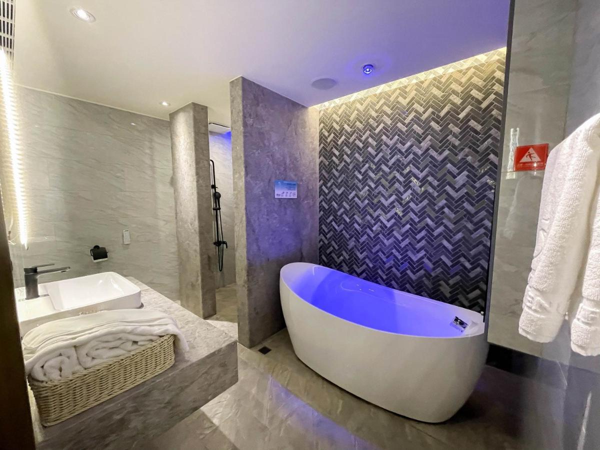 Fifth Avenue Motel Taichung Exterior photo