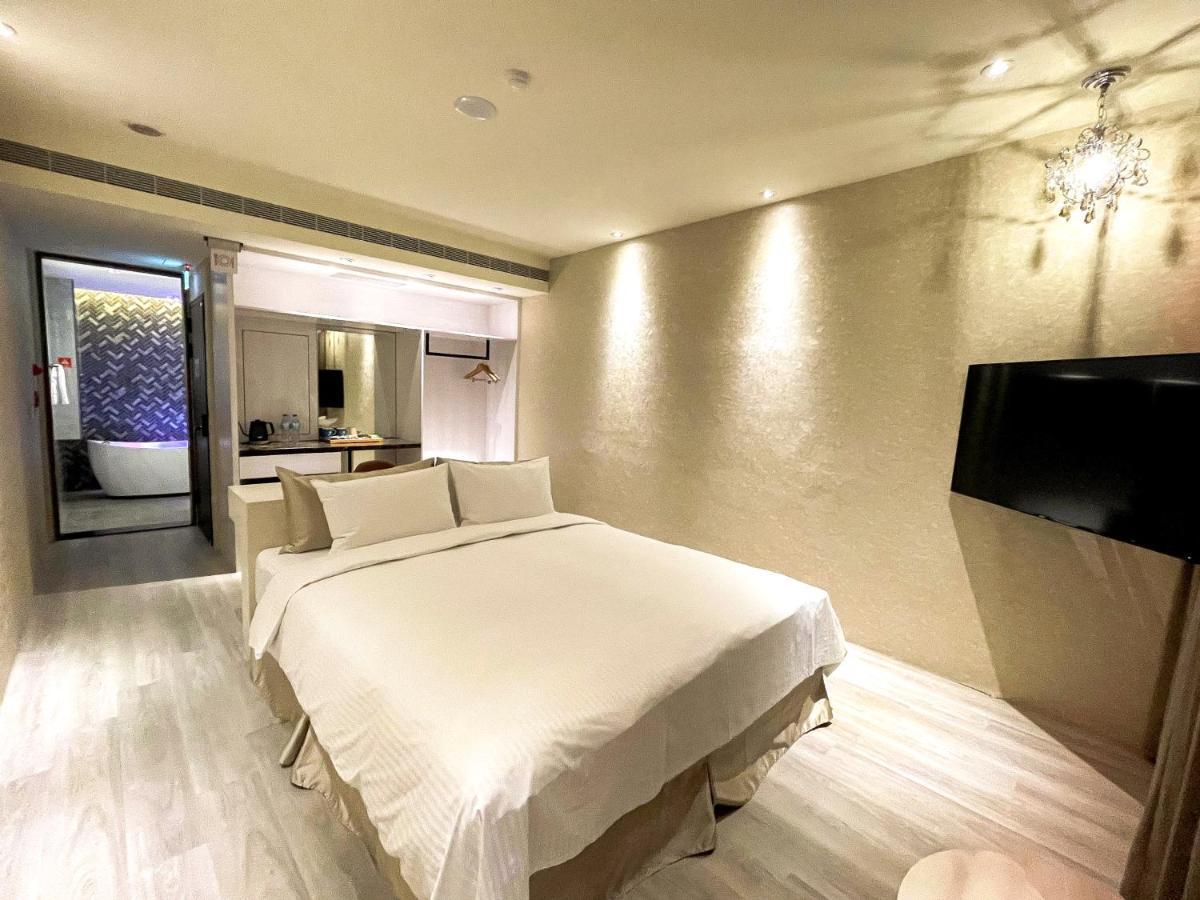 Fifth Avenue Motel Taichung Exterior photo