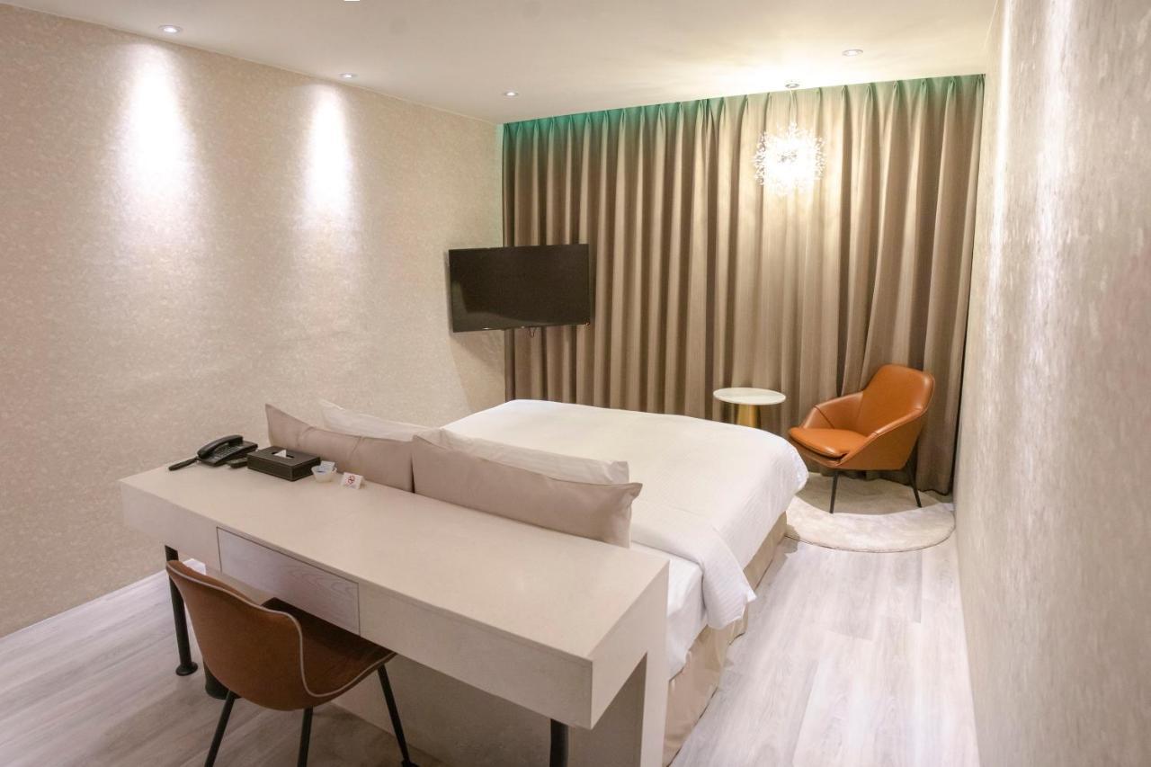Fifth Avenue Motel Taichung Exterior photo