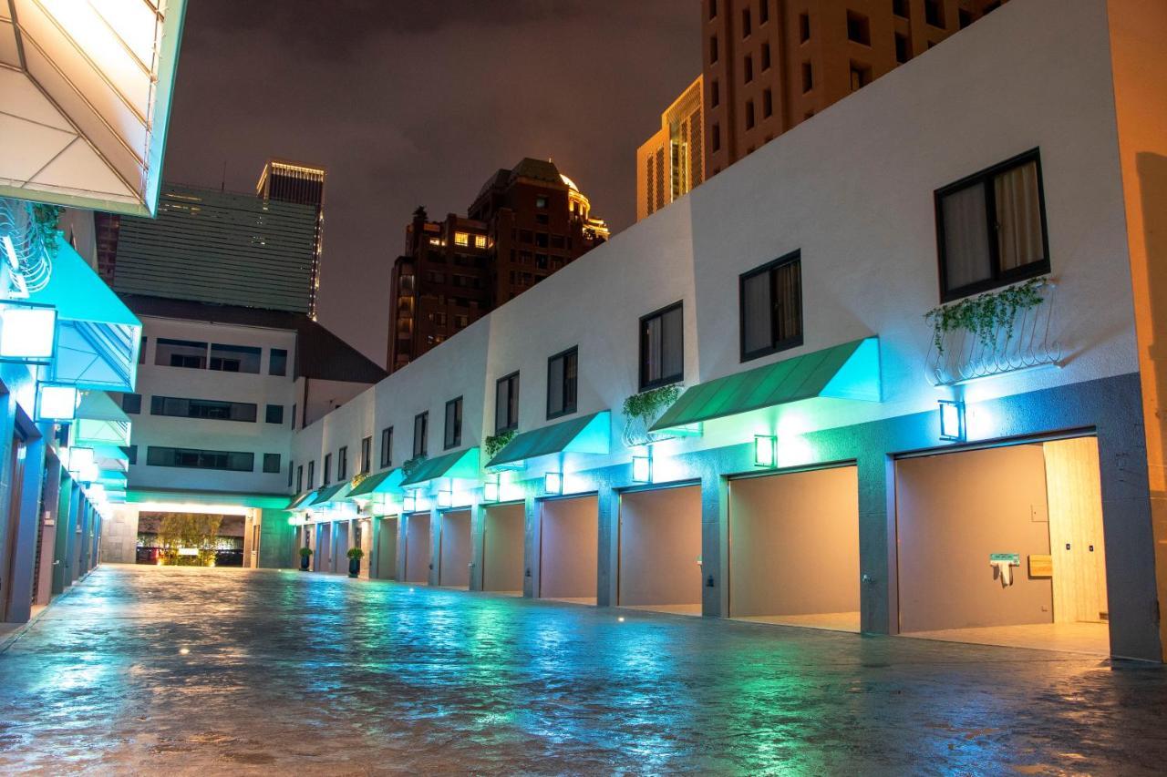 Fifth Avenue Motel Taichung Exterior photo