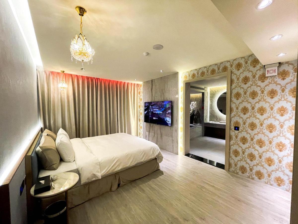 Fifth Avenue Motel Taichung Exterior photo