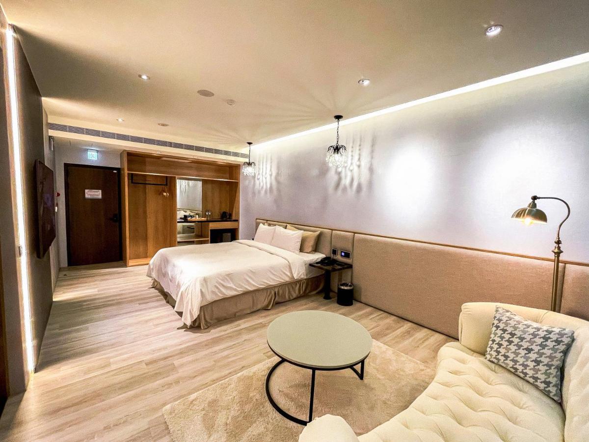 Fifth Avenue Motel Taichung Exterior photo
