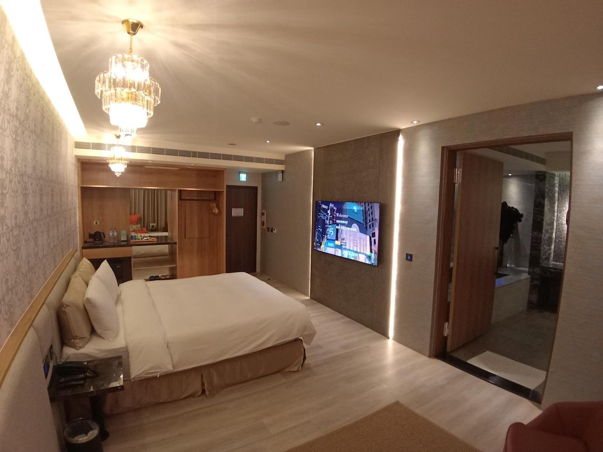 Fifth Avenue Motel Taichung Exterior photo