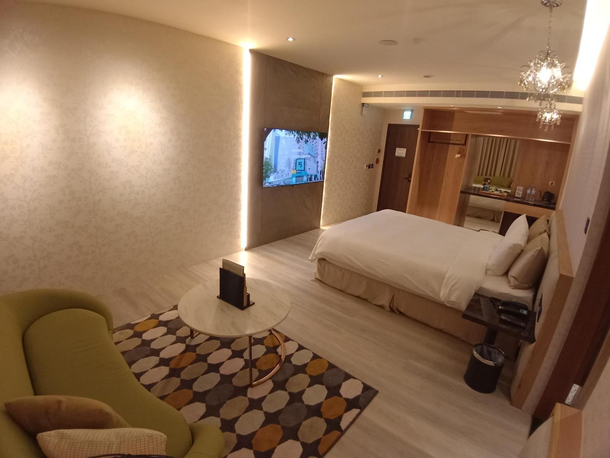 Fifth Avenue Motel Taichung Exterior photo